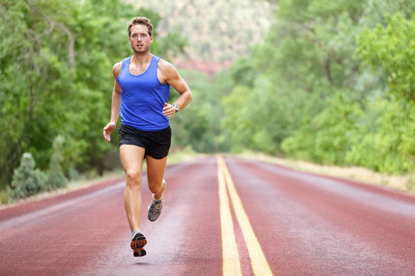 Vận động nhiều sẽ giúp tăng thân nhiệt cơ thể, giảm tình trạng lạnh tay chân