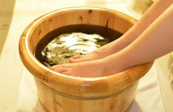 Cải thiện bệnh lạnh tay chân bằng cách ngâm tay chân vào nước ấm
